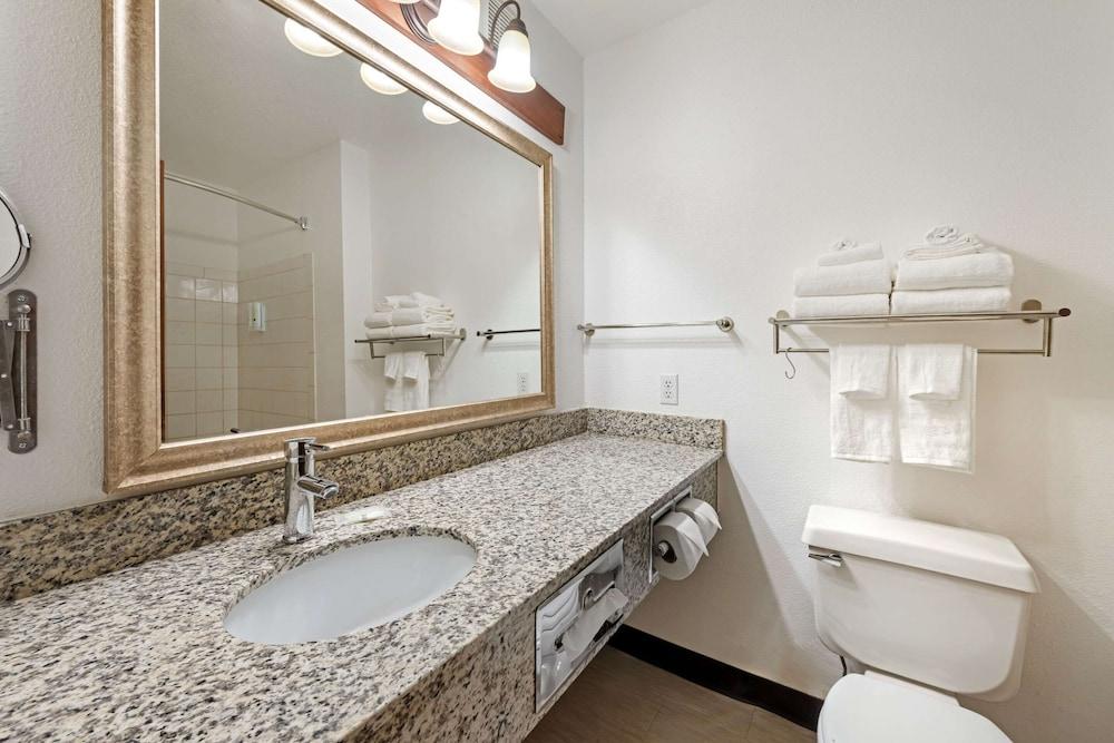 Quality Inn Bemidji photo 21