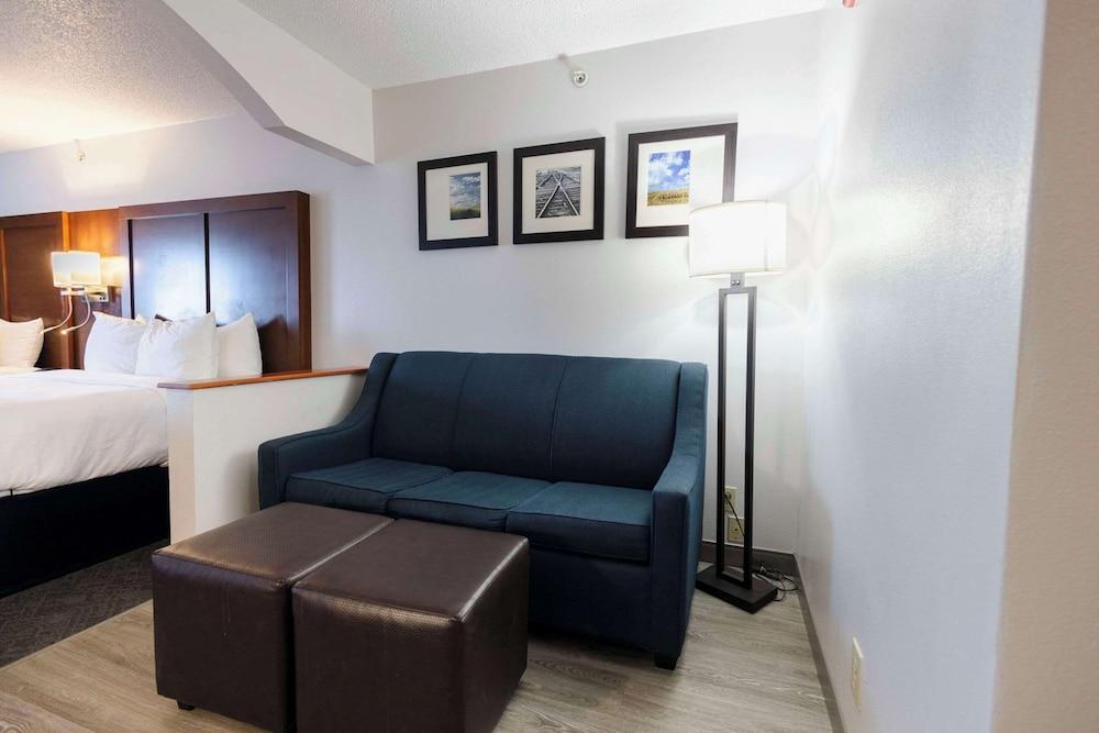Comfort Suites Springfield I-70 photo 22