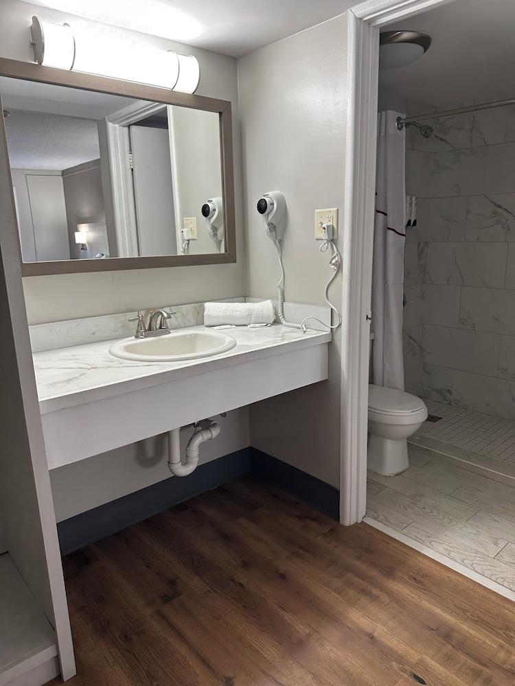 Whaler Inn and Suites photo 27