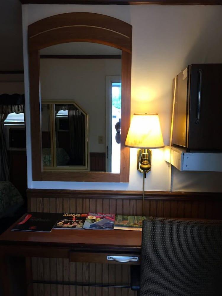 Tompkin's Motel photo 5