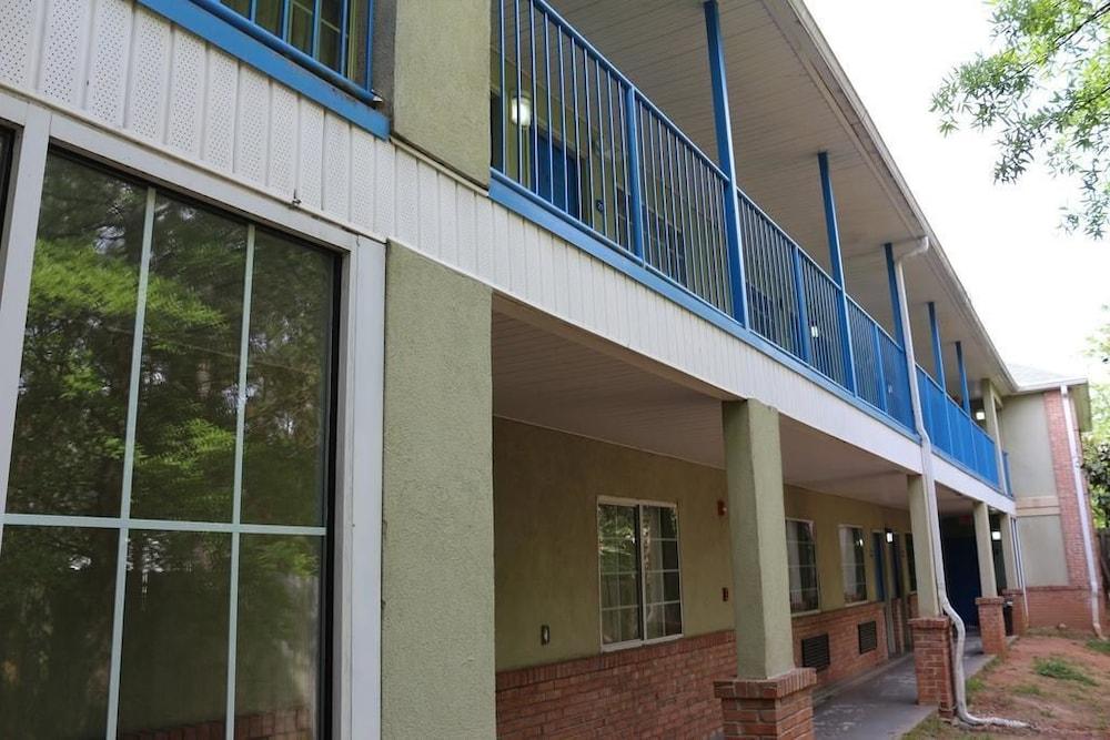 Magnolia Bay Hotel & Suites photo 10