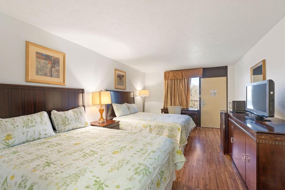 Williamsburg Suites photo 7