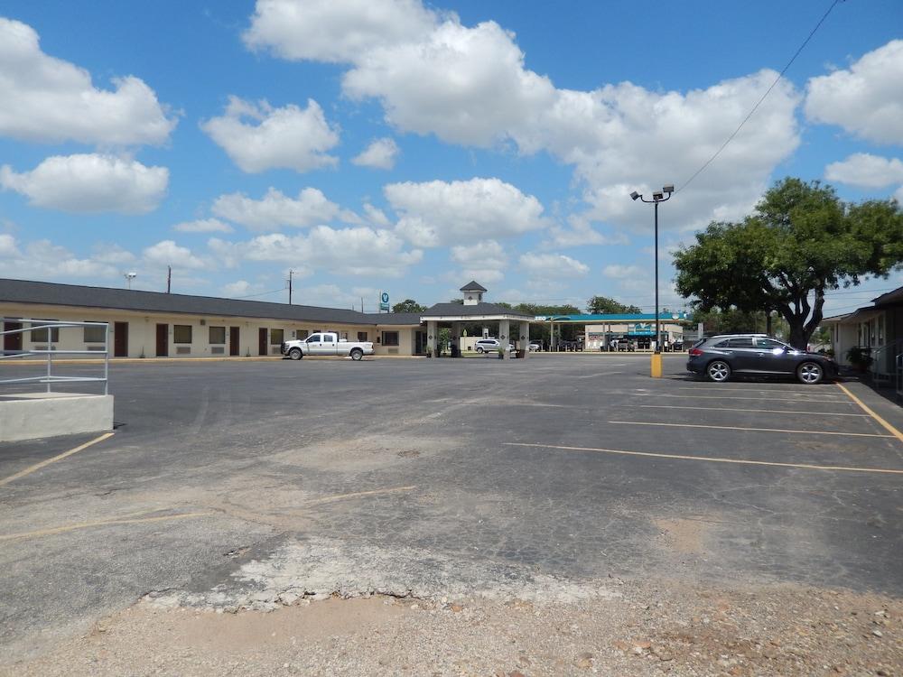 Pearsall Executive Inn photo 17