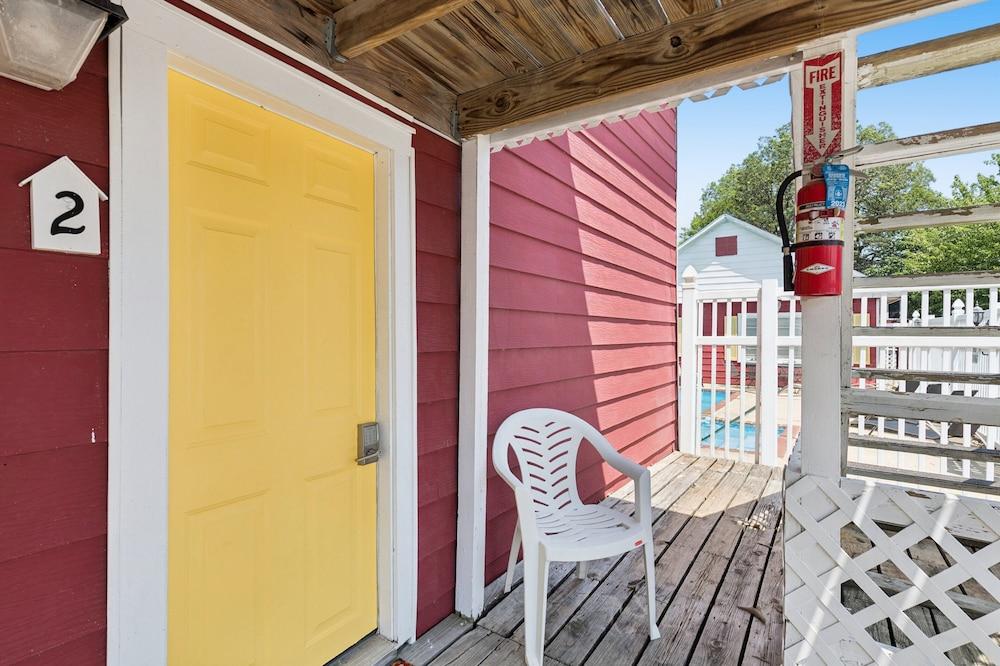 Dave's Last Resort Poolside - Long Stay Discount - Comforting Cabin 2 1 Bedroom Hotel Room photo 3