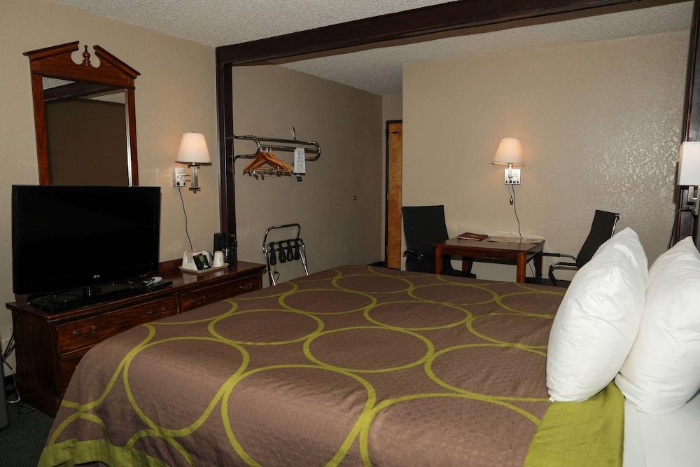 Super 8 by Wyndham Gallup photo 25