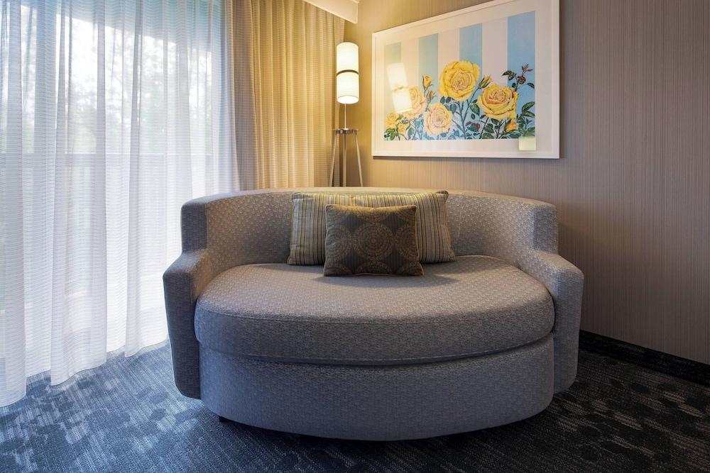 Courtyard by Marriott Grand Rapids Airport photo 8