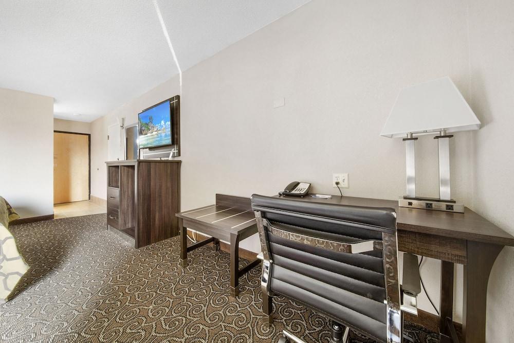 Baymont by Wyndham Muncie Near Ball State University photo 14