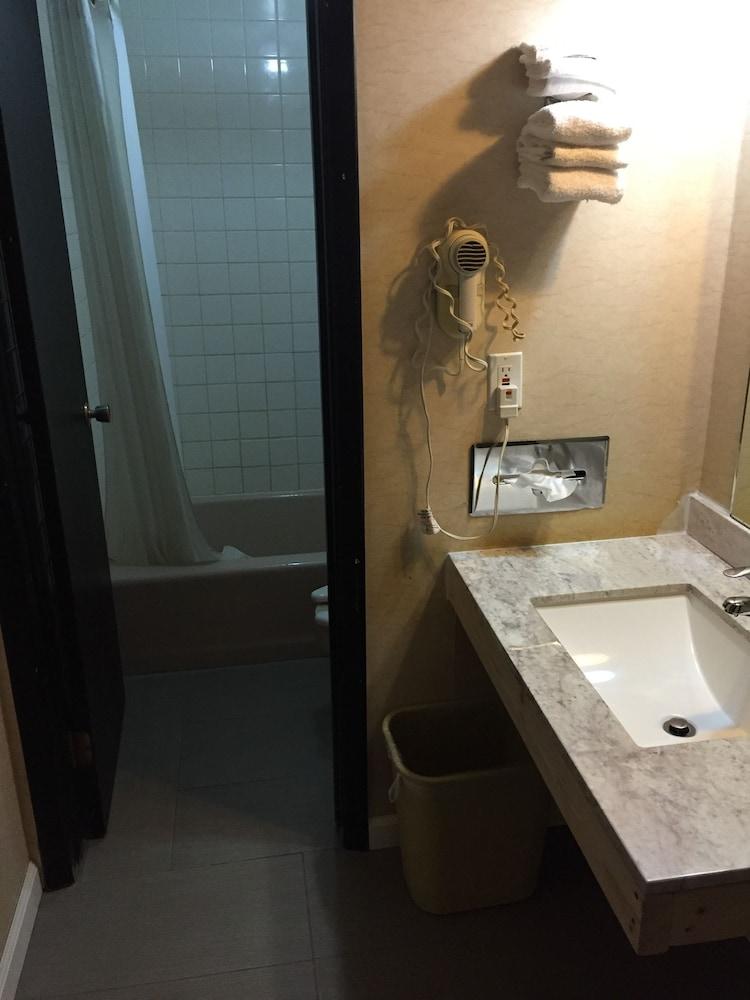 Country Manor Motel Watkins photo 19
