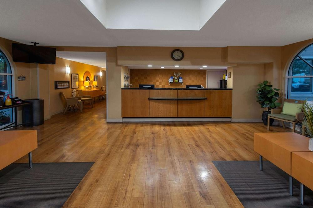 La Quinta Inn & Suites by Wyndham Deerfield Beach I-95 photo 2