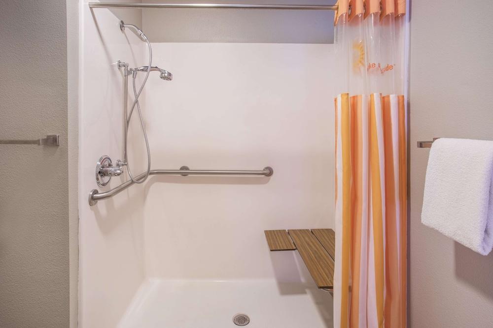 La Quinta Inn & Suites by Wyndham O'Fallon, IL - St. Louis photo 9