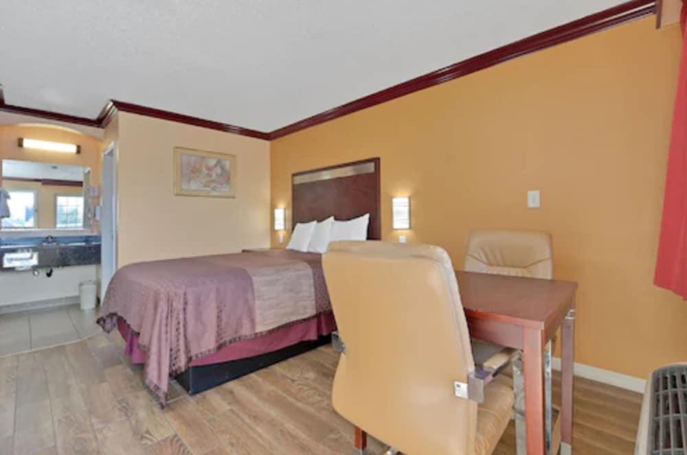 America's Deluxe Inn photo 19