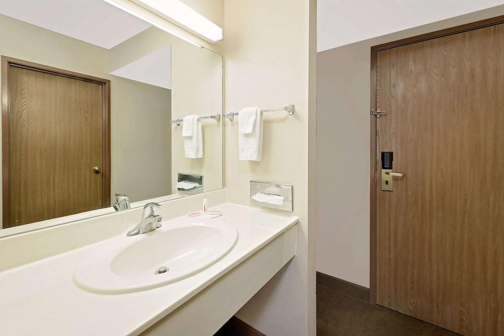 Days Inn by Wyndham Boonville photo 16