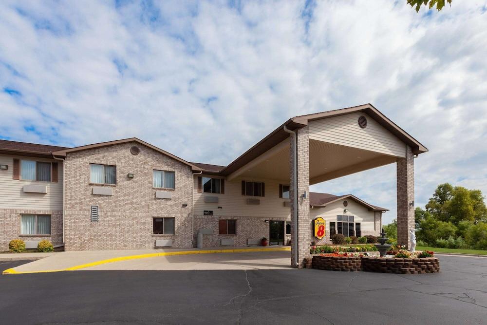 Super 8 by Wyndham Big Rapids photo 23