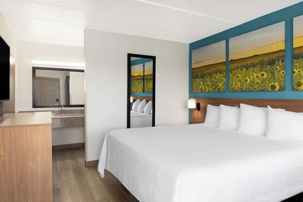 Days Inn & Suites by Wyndham Indianapolis Airport East photo 23