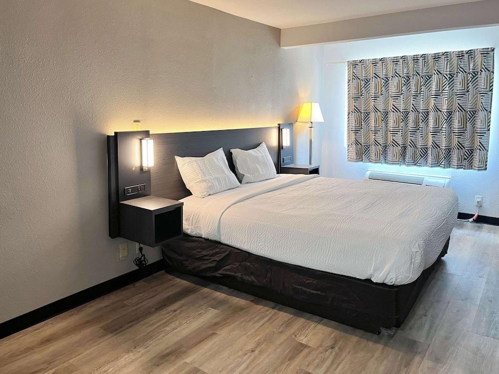 Studio 6 Elkhart, IN- Kitchenette Rooms photo 6