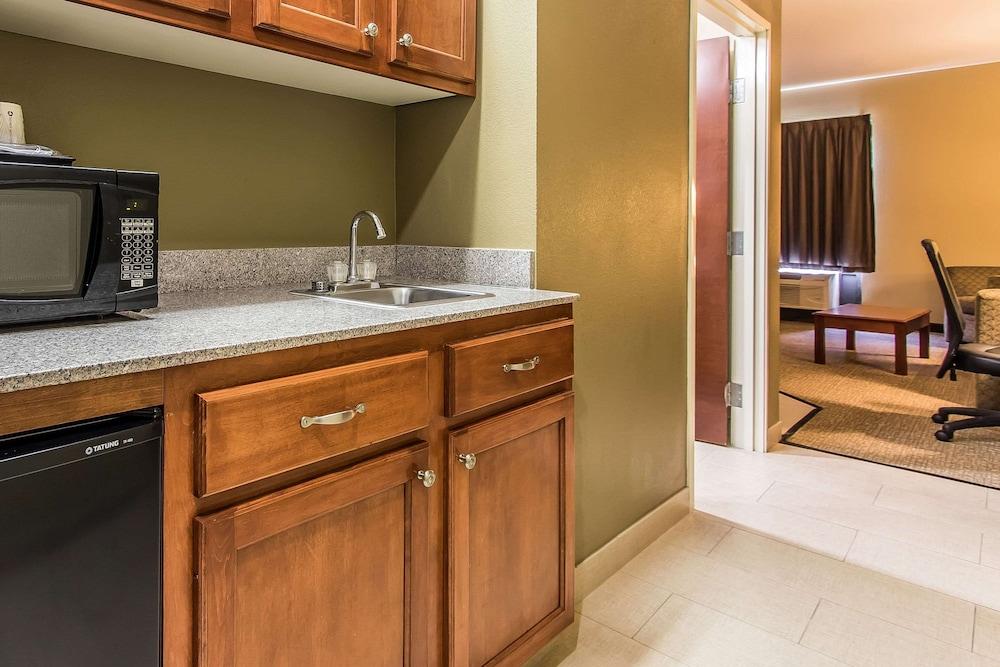 Quality Suites New Iberia photo 8