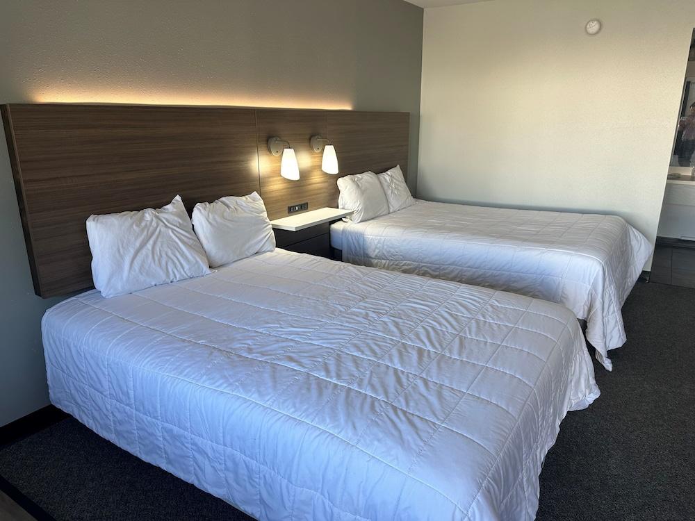 Home-Towne Lodge photo 12