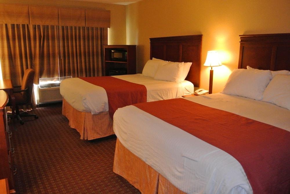 Quality Inn & Suites Carthage near Precious Moments Chapel photo 13