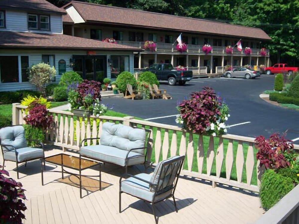 Tall Pines Motel photo 61