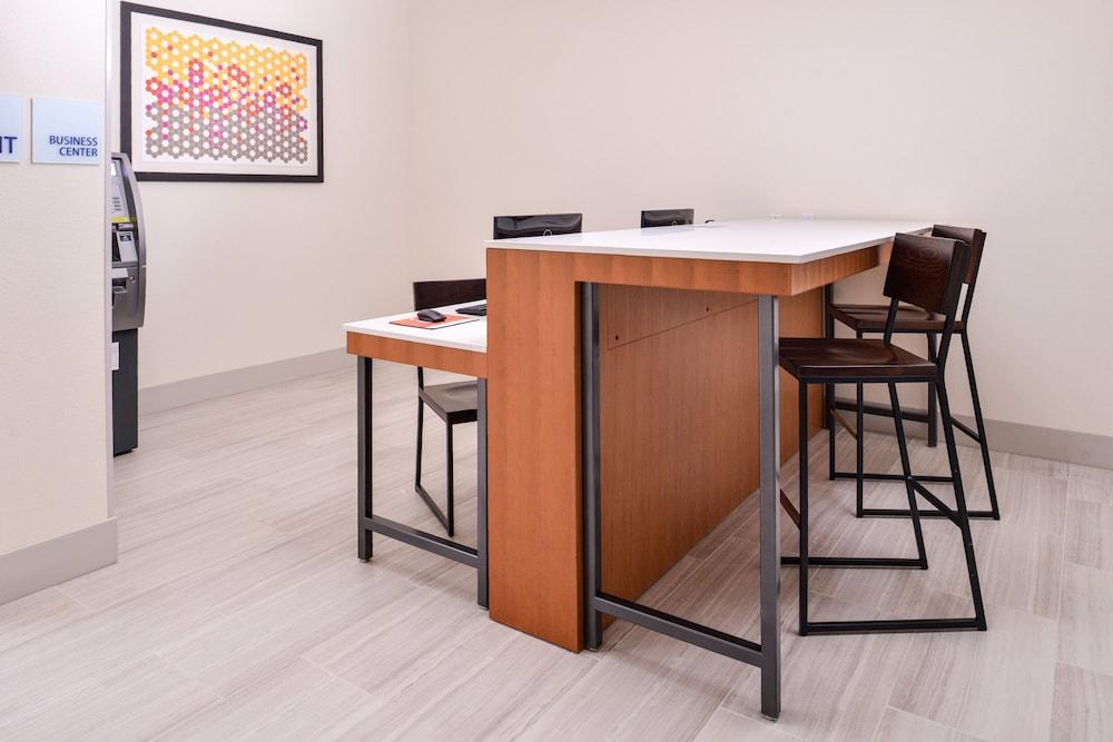 Holiday Inn Express Tampa N I-75 - University Area by IHG photo 37