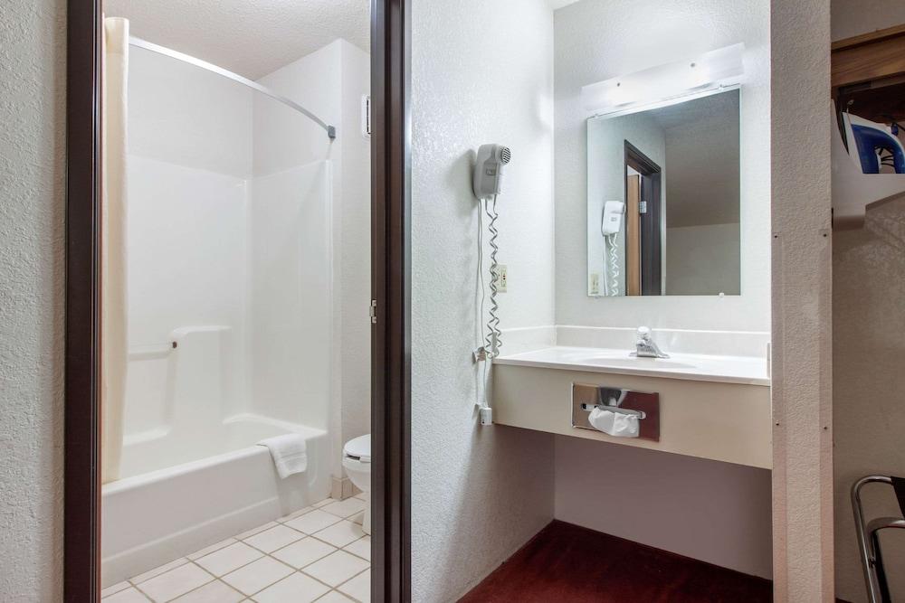 Econo Lodge Oacoma - Chamberlain West photo 51