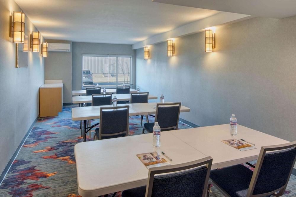 La Quinta Inn & Suites by Wyndham Perry photo 16