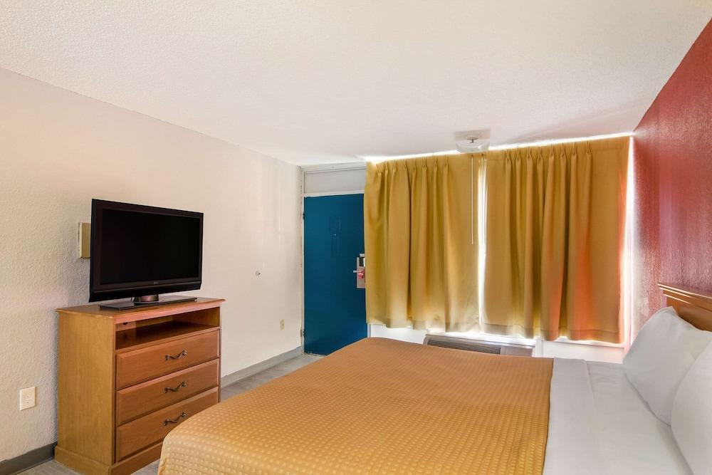 Econo Lodge photo 15