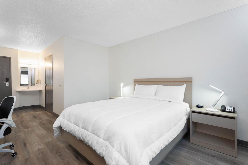 Travelodge by Wyndham Elkhart photo 14