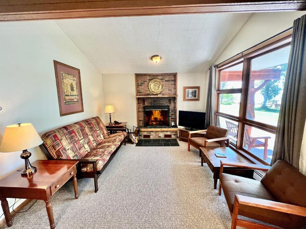 Thomsonite Beach Inn photo 44