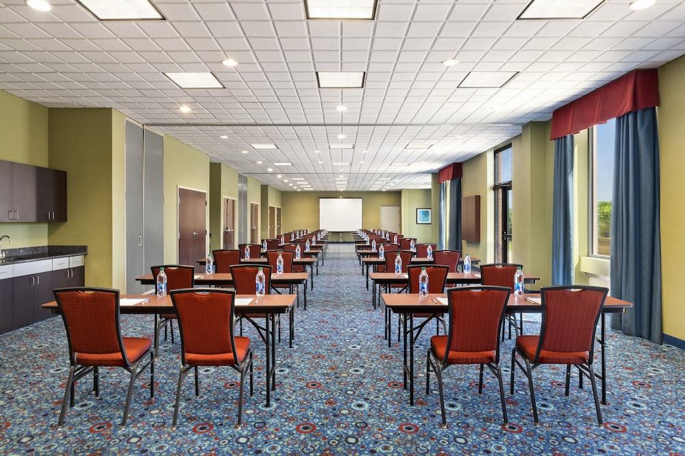Holiday Inn Express & Suites Akron Regional Airport Area by IHG photo 32