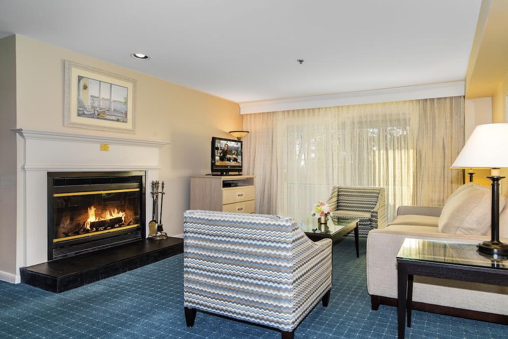 Water's Edge Resort & Spa photo 14