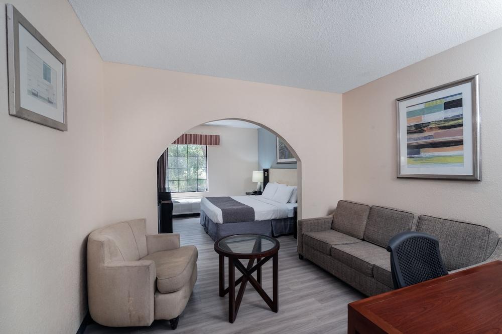 Red Roof Inn & Suites Hinesville photo 42