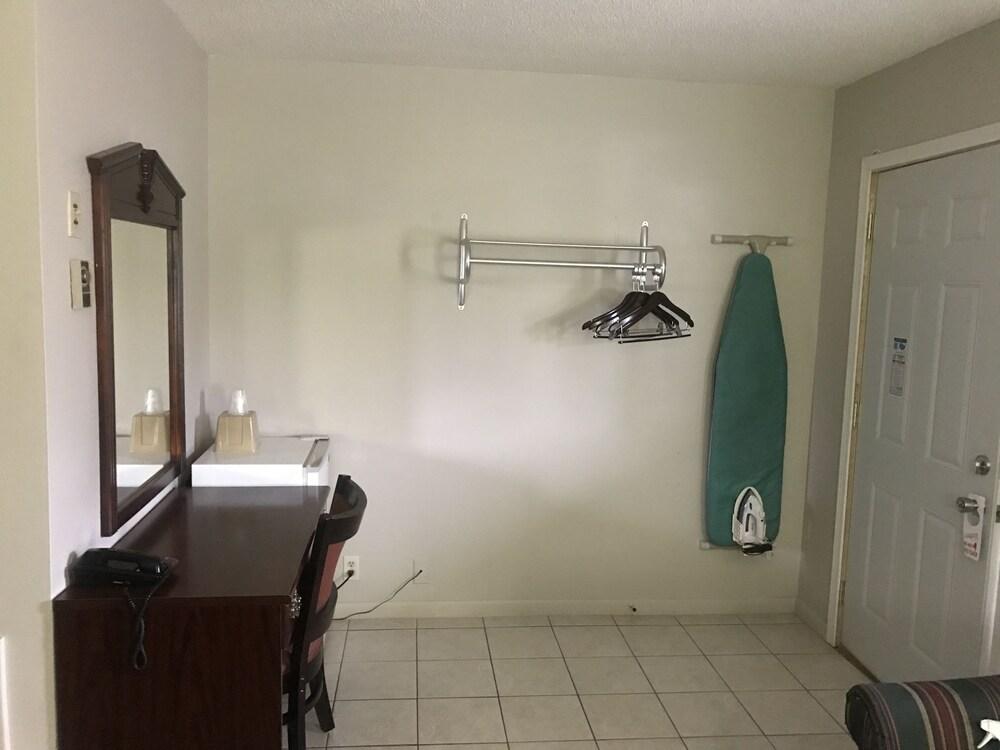 Gas Lite Motel photo 22