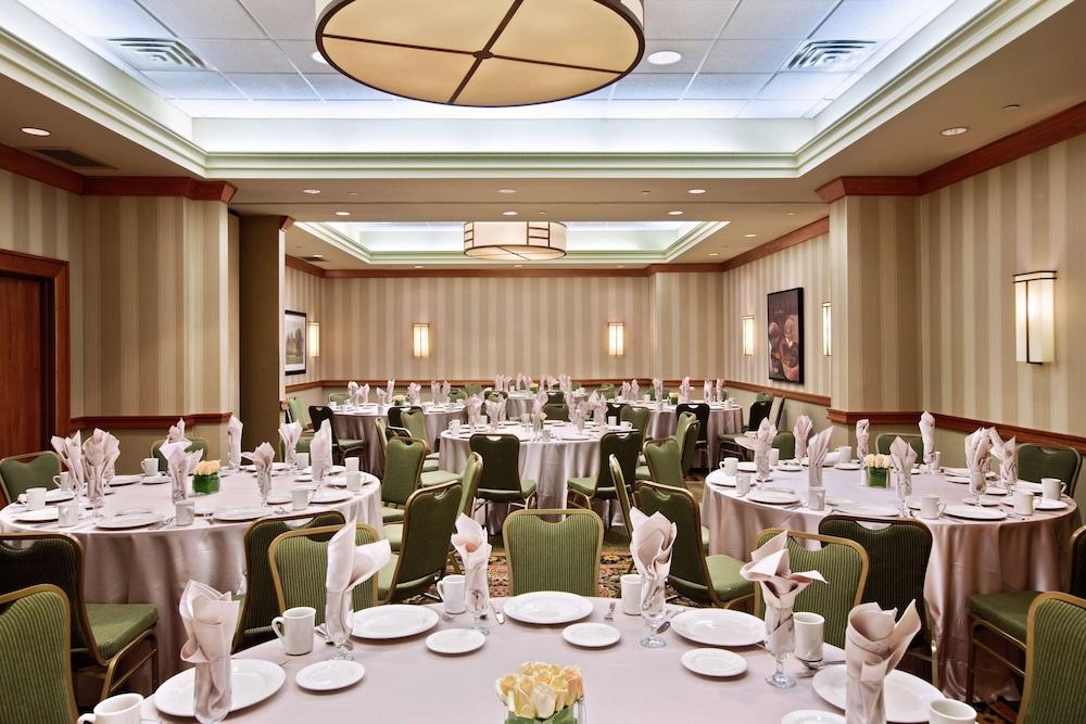 Hilton Chicago/Oak Brook Suites photo 35