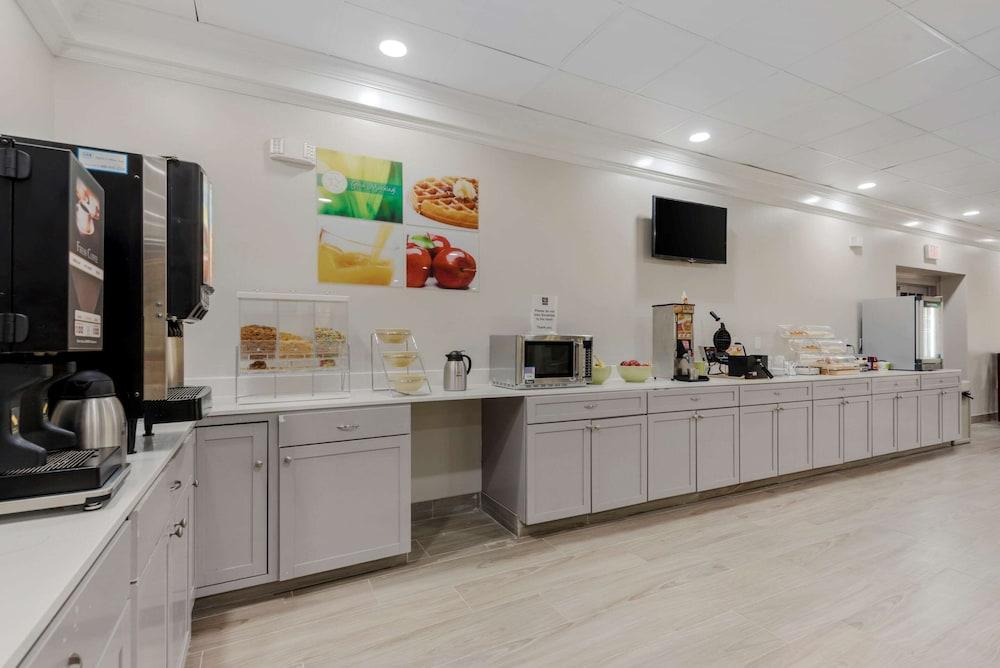 Quality Inn & Suites New Hartford - Utica photo 36