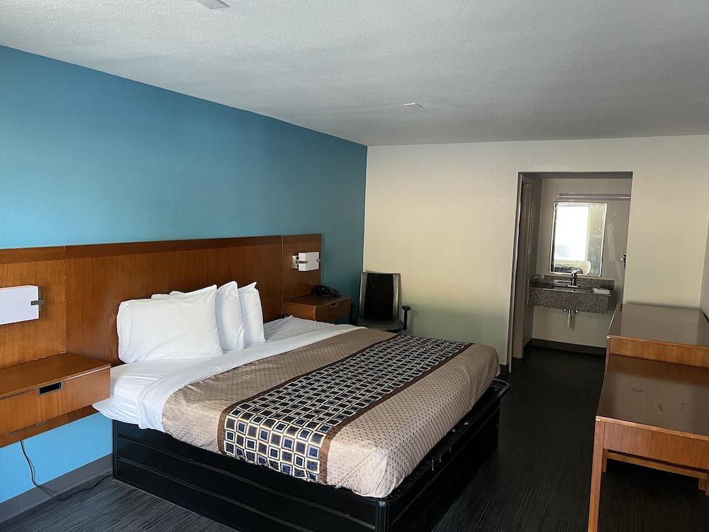 Rodeway Inn Commerce photo 7