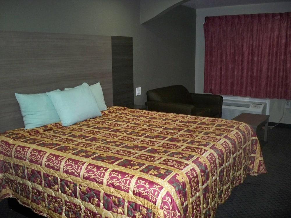 Scottish Inn & Suites photo 12
