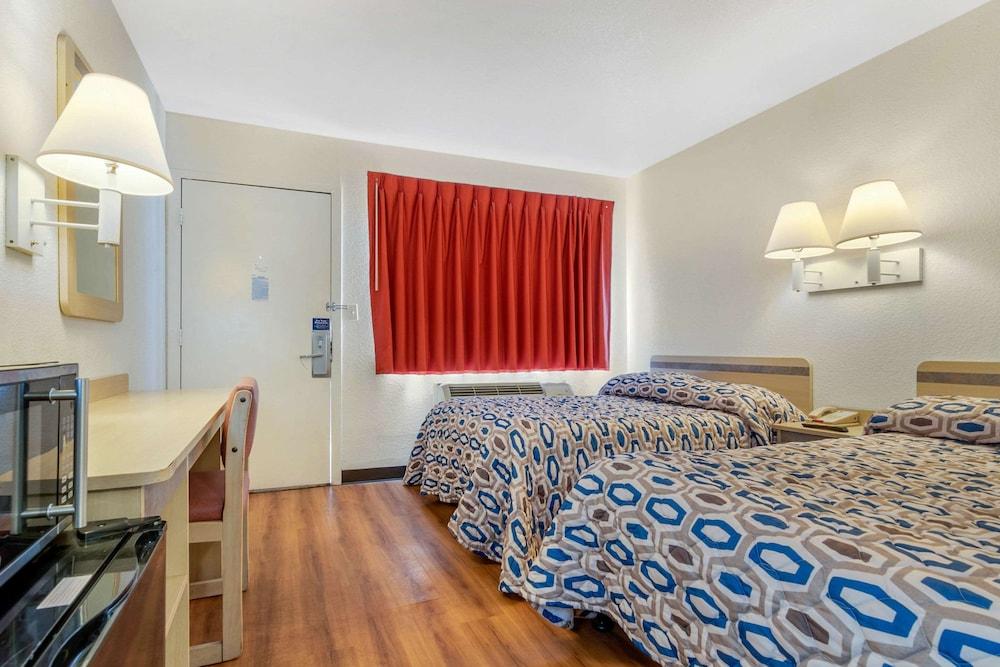 Rodeway Inn photo 16