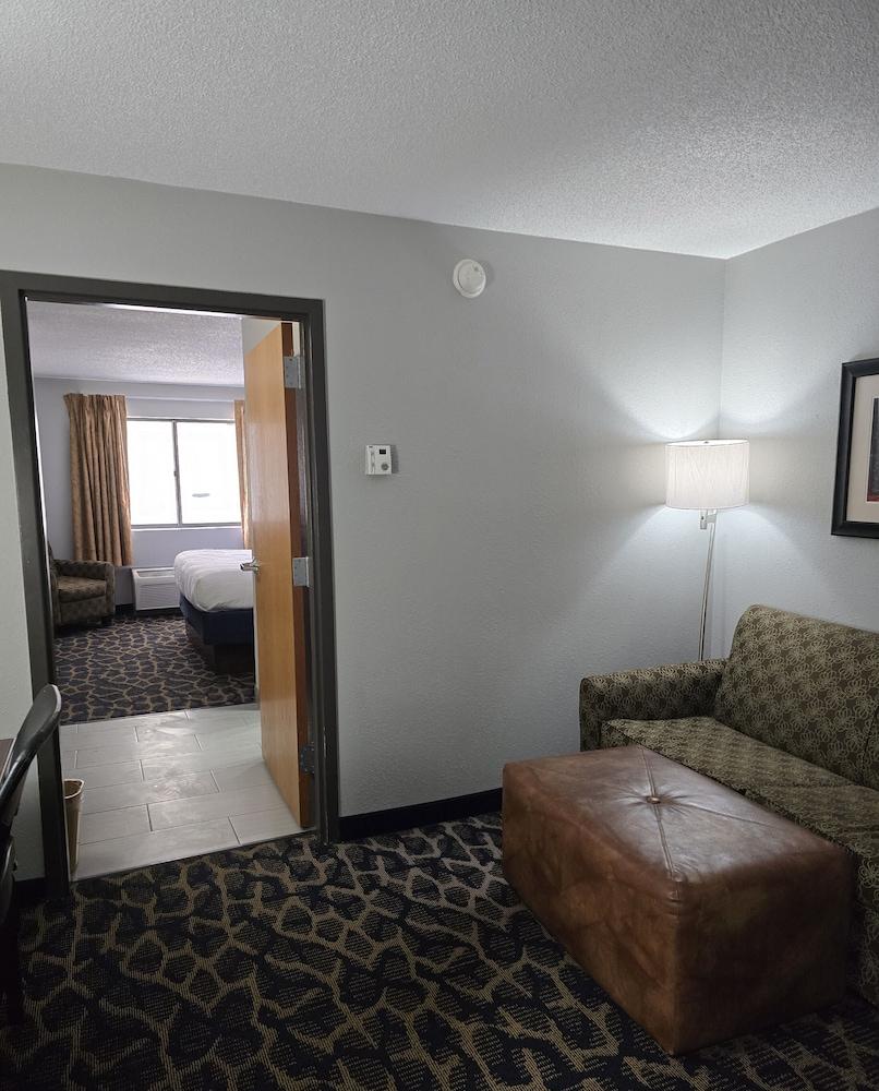 Greenlight Inn & Suites photo 6