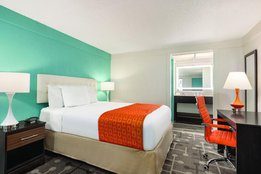 Dover Inn & Suites photo 4