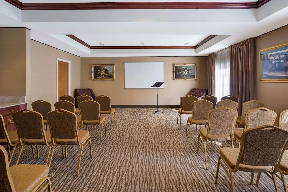 Comfort Suites Near University photo 40