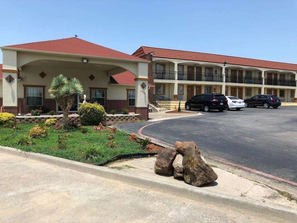 Days Inn by Wyndham Gainesville photo 28