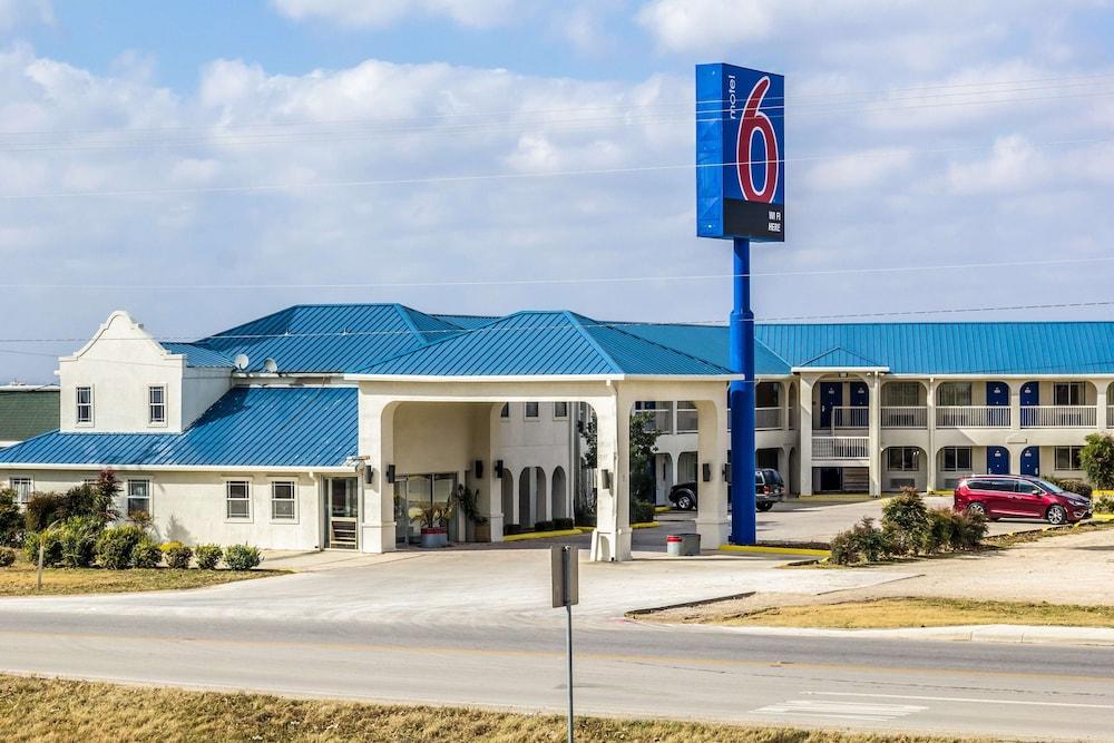 Motel 6 Seguin, TX photo 15