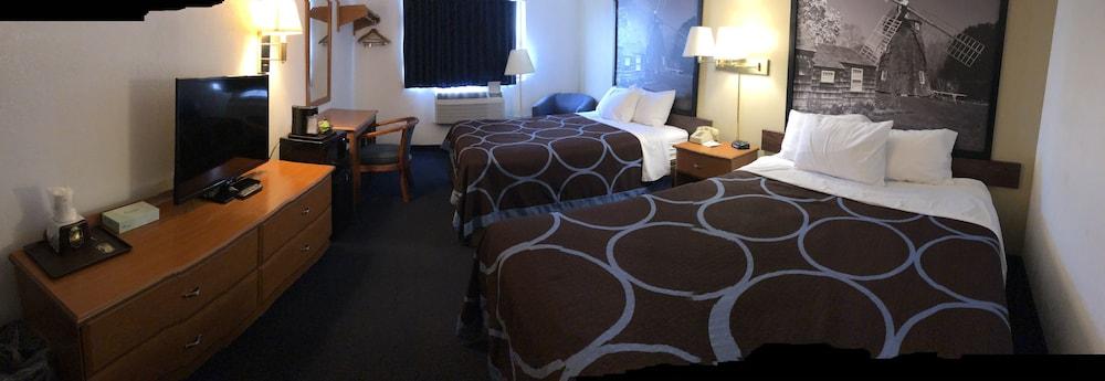 Super 8 by Wyndham Montgomery Maybrook photo 6