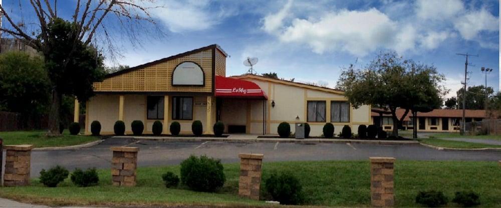 Budgetel Inn & Suites photo 1