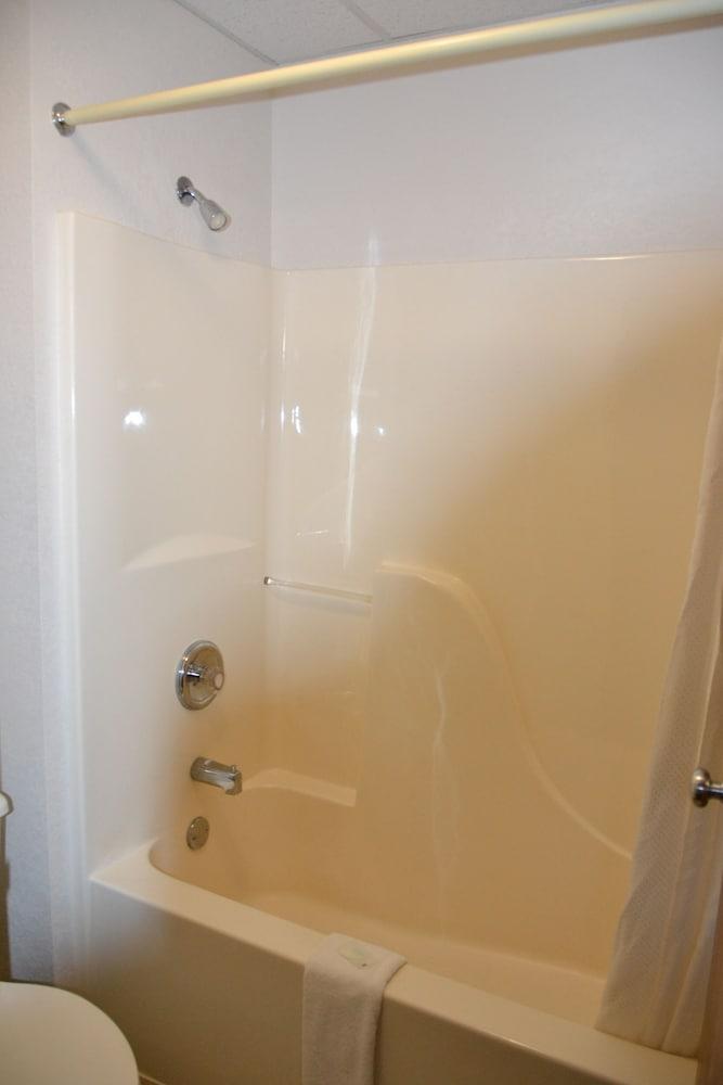 Carrington Inn & Suites photo 8