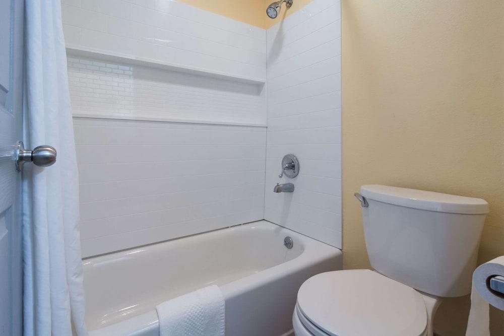 Econo Lodge Battleboro - Rocky Mount I-95 photo 3