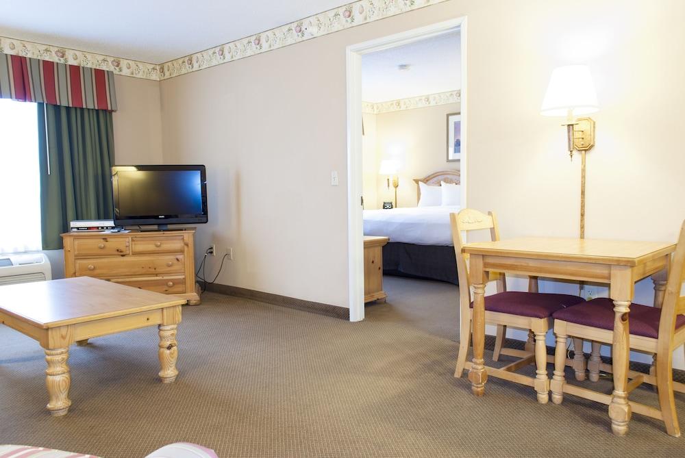 Country Inn & Suites by Radisson, Cedar Falls, IA photo 40