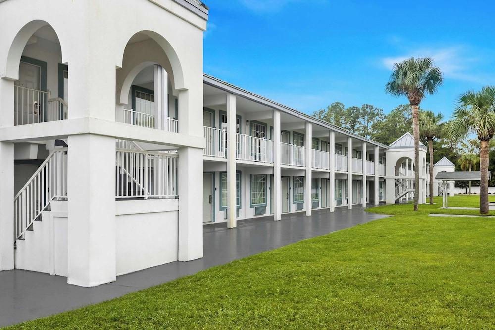 Suburban Studios Brunswick I-95 photo 47