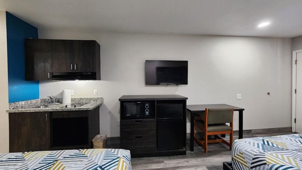 Scottish Inn & Suites photo 40